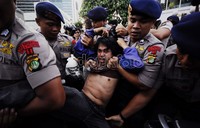 Salah satu peserta demo yang enggan disebutkan namanya, mengatakan keempat orang yang digiring polisi itu adalah penyusup. Jhoni Hutapea/detikcom