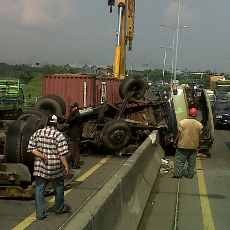 Setir Patah, Truk Trailer Terguling di Tol Dupak-Gresik