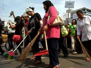 Bawa Sapu, Puluhan PRT Semarang Minta Diperlakukan Manusiawi