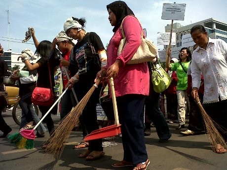 Bawa Sapu, Puluhan PRT Semarang Minta Diperlakukan Manusiawi