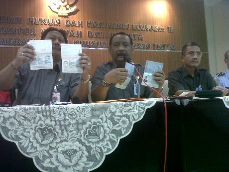 6 WNA Ditangkap karena Pakai Paspor Palsu