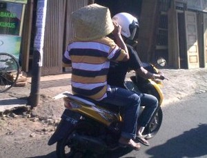 Tiada Helm, Boncenger Tutupi Kepala Pakai Tolombong