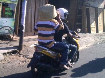 Tiada Helm, Boncenger Tutupi Kepala Pakai Tolombong
