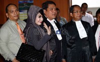 Malinda melambaikan tangannya saat akan meninggalkan Pengadilan Negeri Jakarta Selatan.
