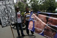 Sejumlah demonstran mendukung Nazaruddin untuk membeberkan siapa saja yang terlibat dalam kasus Wisma Atlet. Ramses/detikcom.