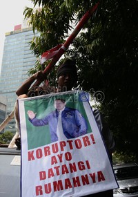 Dalam aksinya, massa membawa bambu runcing dan bendera Merah Putih. Mereka juga mengusung poster bergambar Anas bertuliskan Koruptor ayo datangi rumahnya Ramses/detikcom.