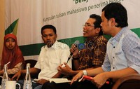 Hadir sebagai pembicara dalam kesempatan itu Burhanudin Muhtadi, Fadjroel Rachman, Bima Arya S, dan Budiman Sudjatmiko.
