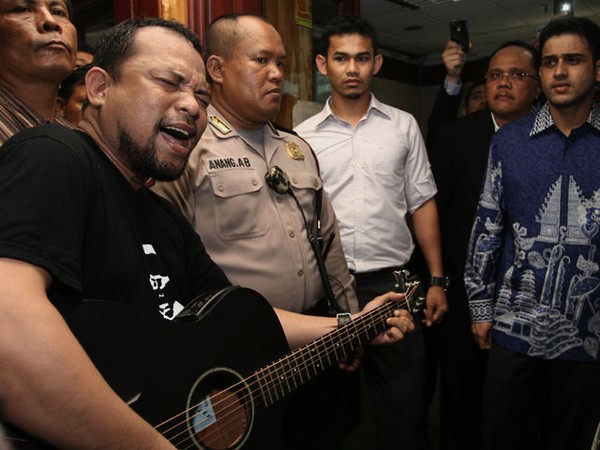 Aksi Dukung Nazar Ungkap Aktor Kasus Wisma Atlet
