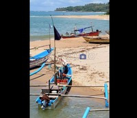 Kapal nelayan ditembatkan ditepian pantai. Hanya saja, akses menuju kawasan ini terbilang buruk dengan jalanan rusak atau bergelombang. Dari Jakarta, Anda perlu menempuh perjalanan 7-8 jam untuk jarak tempuh hampir 200km.
