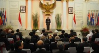 Selain itu, SBY juga mengklarifikasi soal isu maraknya konflik di Tanah Air. Menurut kepala negara, kondisi sekarang jauh berbeda dengan konflik terdahulu. Terutama yang menyangkut konflik di Papua dan Aceh. Rusman/SetPres.