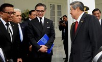 SBY berbincang dengan Menlu dan Menkopolhukam. Rusman/SetPres.