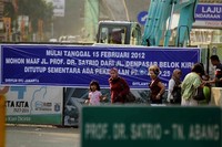 Sebuah spanduk pengumuman tentang penutupan jalan Prof Dr Satrio menuju Tanah abang di pasang di Kawasan Proyek Jalan layang Non Tol, Dr Satrio. Jhoni Hutapea/detikcom.