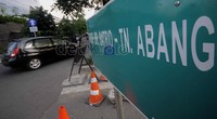 Penutupan jalan tersebut dikarenakan adanya proyek pembangunan jalan layang non tol yang memakan sebagian badan jalan dan mulai diberlakukan hari ini. Jhoni Hutapea/detikcom.