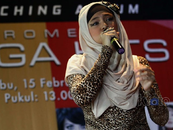 Marshanda Nyanyi Berbusana Macan