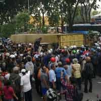 Sebelum Terguling, Kontainer Naik ke Median Jalan dan Miring