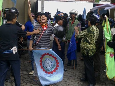 Buruh Sweeping Sesama Buruh