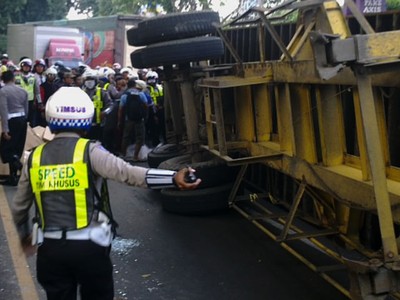 Kontainer Jatuh Timpa Pengendara Motor