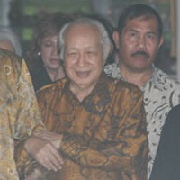 Jangan Sampai Soeharto Diberi Gelar Pahlawan!