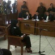 Dituntut 13 Tahun Penjara, Malinda Bungkam 