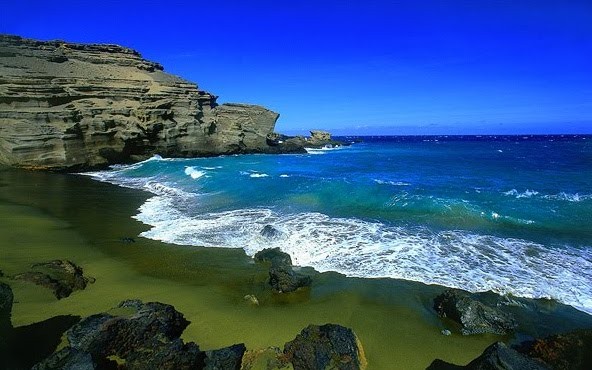 Wah Ada Pantai Pasir Hijau Di Hawaii