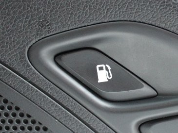 Bingung Cari Tuas Pembuka Tangki Bensin