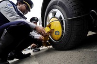 Penggebokan dilakukan karena mobil tersebut melanggar rambu lalu lintas lantaran parkir di bahu jalan. Jhoni Hutapea/detikcom.
