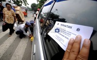 Dinas Perhubungan Jakarta Pusat juga memasang segel di kaca mobil yang digembok. Jhoni Hutapea/detikcom.