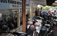 Untuk dapat parkir di daerah Jalan Kebon Kacang ini dipungut biaya Rp 4.000. Fikri Hidayat/detikcom.