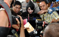 Malinda meninggalkan Pengadilan Negeri Jakarta Selatan dengan pengawalan ketat polisi. Fikri Hidayat/detikcom.