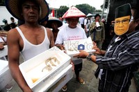 Menurut petani, Menteri KKP masih belum pro rakyat dengan mempertahankan investor asing asal Thailand di kawasan Dipasena.