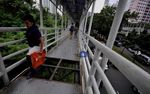 Meniti JPO Maut Dukuh Atas