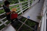 Meniti JPO Maut Dukuh Atas