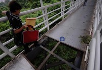 Pejalan kaki melintasi Jembatan Penyebrangan Orang (JPO) yang hilang lantainya di Dukuh Atas, Jakarta, Kamis (16/2). Jhoni Hutapea/detikcom.