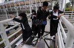 Meniti JPO Maut Dukuh Atas