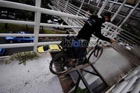 Pengendara sepeda harus fokus melintasi jalur tengah jika tidak ingin kejeblos. Jhoni Hutapea/detikcom.