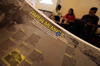 (Ki-ka) Koordinator ICW Danang Widoyoko, Wakil Kordinator Kontras Indria Fernida dan Kordinator Foker Papua Septer Manufandu saat menjelaskan fenomena korupsi di tanah Papua.  Menurut Danang, justru negara yang minim sumber daya mineral namun maju dalam industri jasa dan informasi yang berhasil menguasai perekonomian dan masyarakatnya lebih mapan.