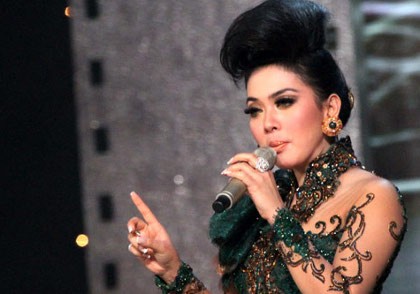 Syahrini Ditelepon Pacar Tiap 30 Menit Sekali 