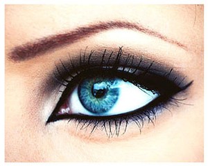 6 Gaya Membingkai Mata dengan Eyeliner