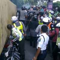 Seorang Pengendara Motor yang Tertimpa Kontainer Meninggal