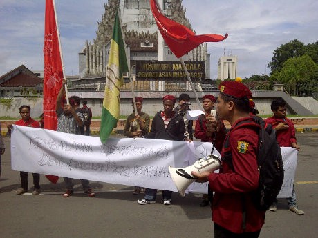 Mahasiswa Makassar Tuntut Angie Dicopot dari DPR