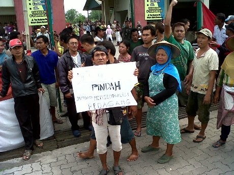 Tolak Dipindah, Pedagang Unggas Hadang Satpol PP Semarang