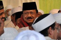 Foke menyapa para jamaah yang menghadiri peringatan Maulid Nabi SAW.