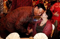 Jenderal (Purn) Wiranto menyapa Megawati. Saat ini, Wiranto masih memegang kendali Partai Hanura, partai yang ia dirikan sebagai alat mencapai kursi presiden, namun gagal.