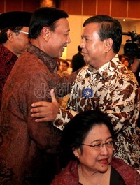 2 pensiunan jenderal, Wiranto dan Prabowo turut hadir. Keduanya sempat berkompetisi dalam Pemilu 2009.