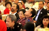 Ketua Ormas Nasdem, Surya Paloh terlihat duduk di samping Mega.