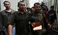 Utusan dari Habib H, Gondho Yudistiro (kanan), dikawal saat keluar dari Kantor KPAI, di jalan Teuku Umar, Jakarta, Jumat (17/02). Habib H mangkir dengan alasan ingin menemui orangtuanya di Bogor.