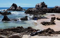 Salah satu gundukan karang di kawasan Bayah --  5km dari Desa Sawarna. Desa Sawarna merupakan desa wisata yang masih alami. Selain homstay yang bersih dan aman, tidak ada hotel maupun deretan butik terkenal. Namun, kenyamanan dan garis pantai yang menakjubkan membuat mata enggan berkedip.