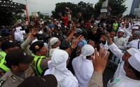 Massa LPI dihadang puluhan polisi yang telah berjaga sejak 2 jam sebelum kedatangan mereka.