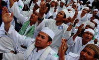 Aksi ini berlangsung damai. Massa LPI menggelar doa dan lagu-lagu khas mereka.