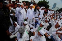Pimpinan LPI menenangkan massa usai bertemu dengan staff kantor perwakilan Kalteng. Mereka mendesak Gubernur Kalteng Teras Narang bertanggjawab dalam insiden pengusiran petinggi FPI beberapa waktu lalu.